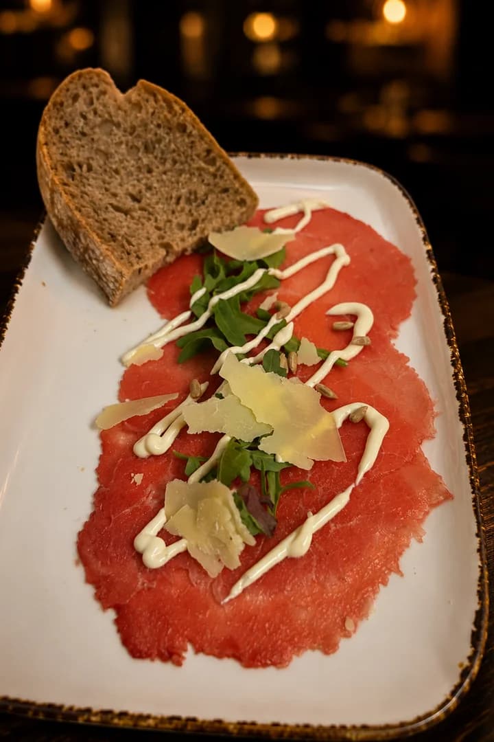 Carpaccio met truffelmayonaise, rucola en Parmezaan, van de wereldkaart van By Castro
