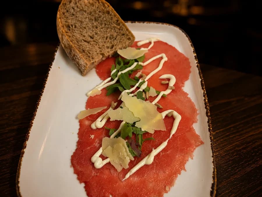 Carpaccio — Rundvlees, truffelmayonaise, rucola en Parmezaan, bij By Castro in Meerssen
