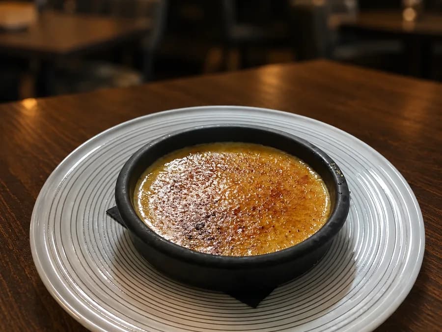 Crème Brûlée — Vanillecrème met gebrande suiker, bij By Castro in Meerssen