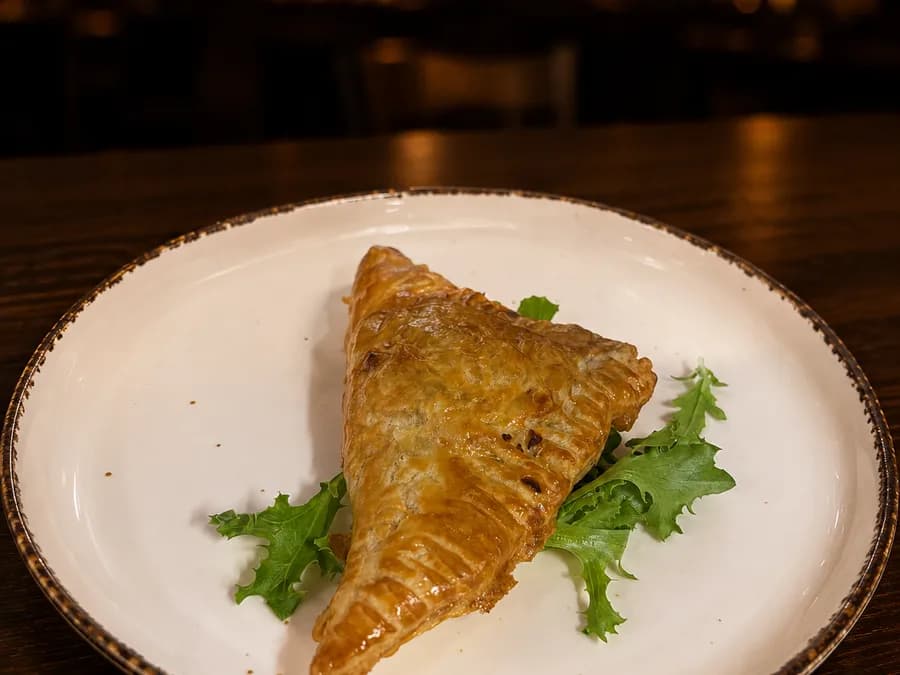 Empanada — Bladerdeeg met pulled pork en paprika, bij By Castro in Meerssen