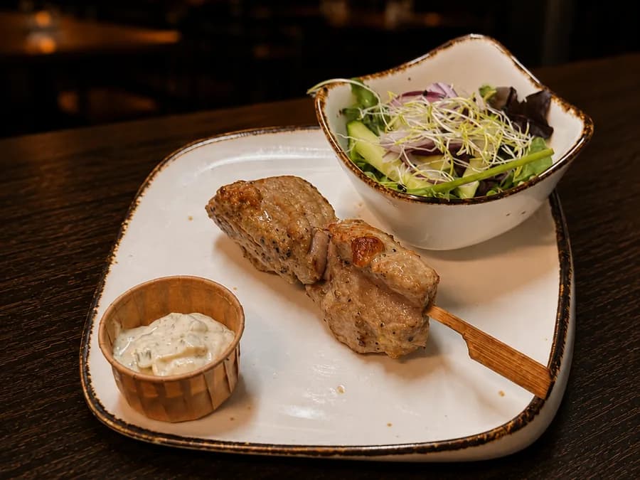 Griekse Souvlaki — Griekse varkensspies met knoflooksaus en koolsla, bij By Castro in Meerssen