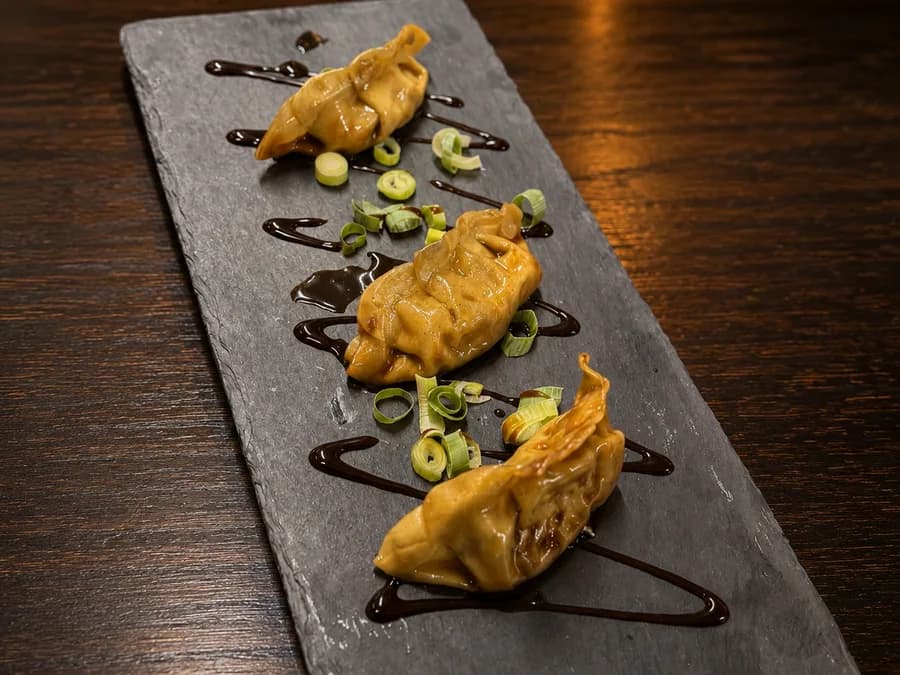 Gyoza — Japanse groentegyoza met hoisin en sesam, bij By Castro in Meerssen