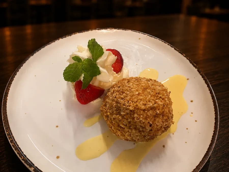 IJskogel — Vanille-ijs, meringue en hazelnootkrokant, bij By Castro in Meerssen
