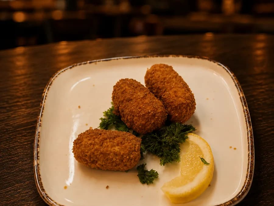 Klassieke Garnalen Kroketjes — Garnalenkroketjes met peterselie en citroen, bij By Castro in Meerssen
