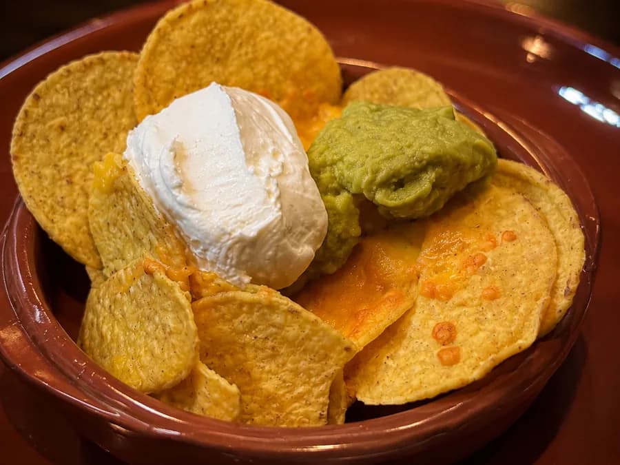 Nachos Clásicos — Nacho’s met klassieke Mexicaanse toppings, bij By Castro in Meerssen