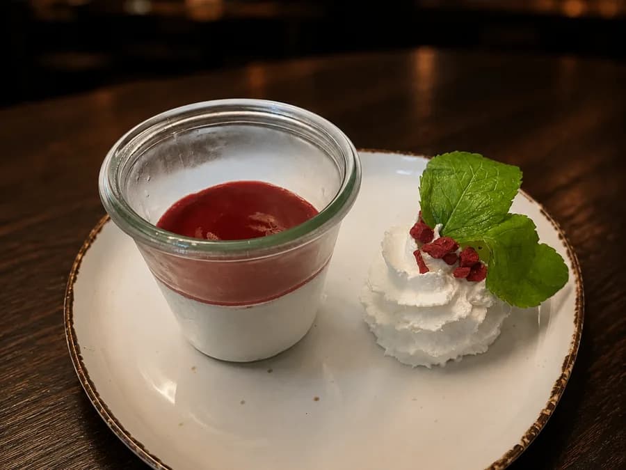Panna Cotta — Panna cotta met frambozensaus, bij By Castro in Meerssen