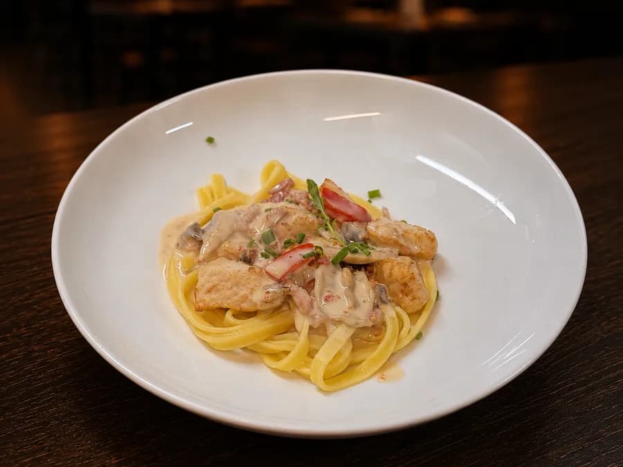 Pasta by Castro — Tagliatelle, kip, spekjes en champignons, bij By Castro in Meerssen
