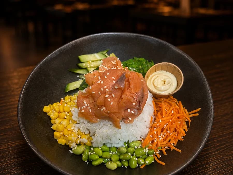 Poké Bowl Gerookte Zalm — Hawaiiaanse bowl met zalm en groenten, bij By Castro in Meerssen