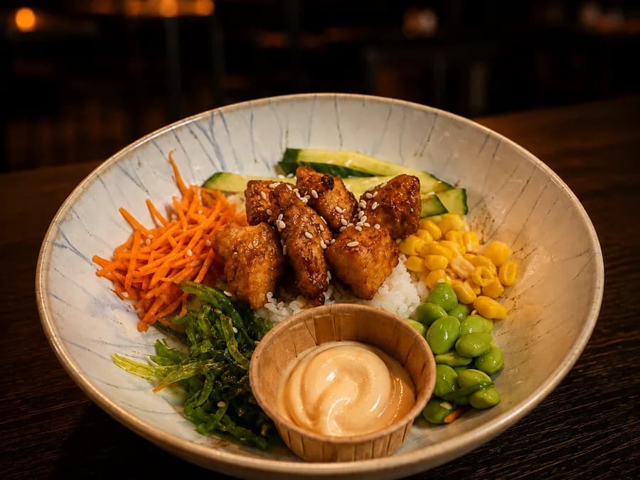 Poké Bowl Kip — Hawaiiaanse bowl met kip en groenten, bij By Castro in Meerssen