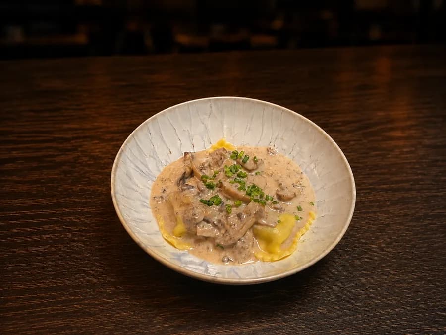 Ravioli Bospaddenstoelen — Ravioli met truffelroom en champignons, bij By Castro in Meerssen