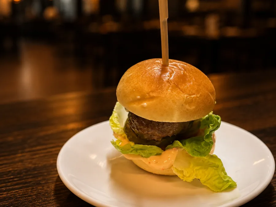 Route 66 Burger — Hamburger met burgersaus en augurk, bij By Castro in Meerssen