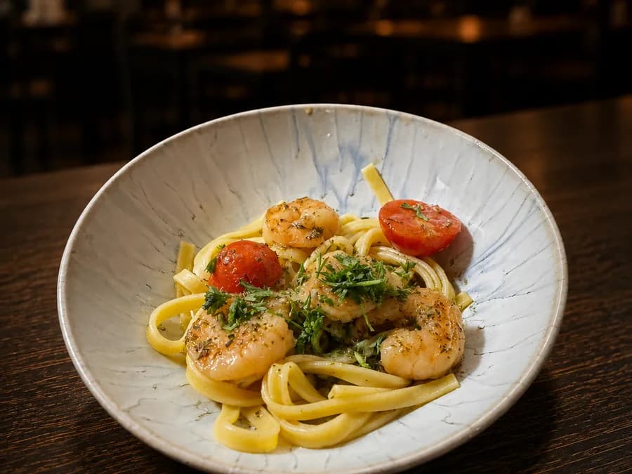 Scampi de Janeiro — Tagliatelle, scampi, knoflook en rode peper, bij By Castro in Meerssen