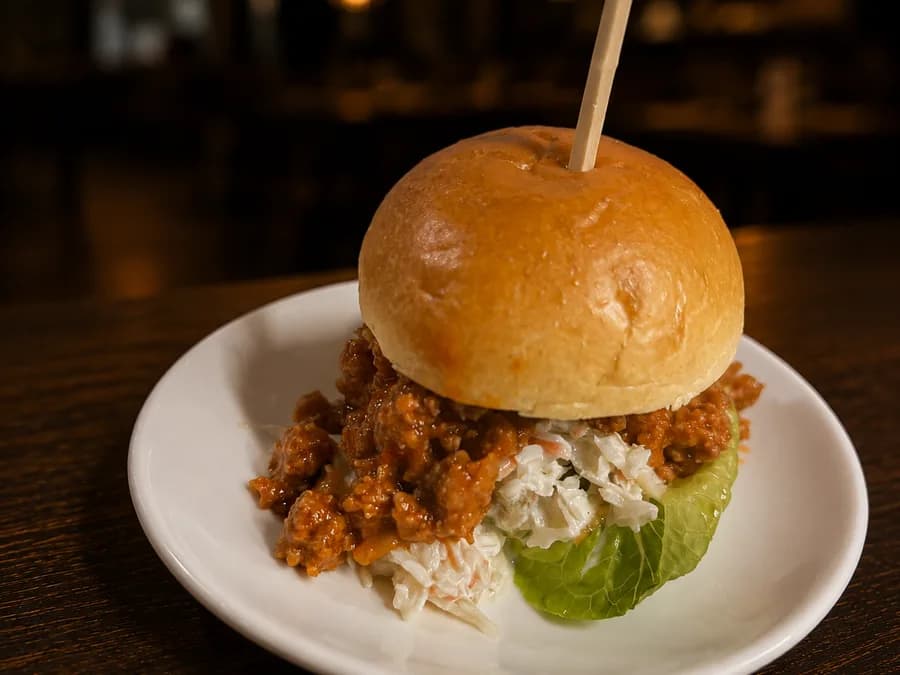 Sloppy Joe — Gekruid gehakt, tomatensaus en coleslaw, bij By Castro in Meerssen