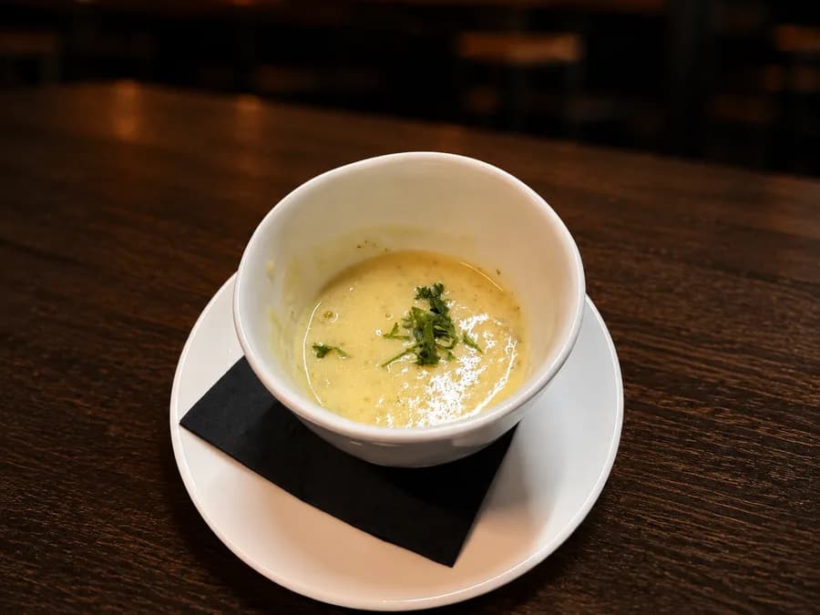 Soup of the World — Wisselende soep met brood en boter, bij By Castro in Meerssen