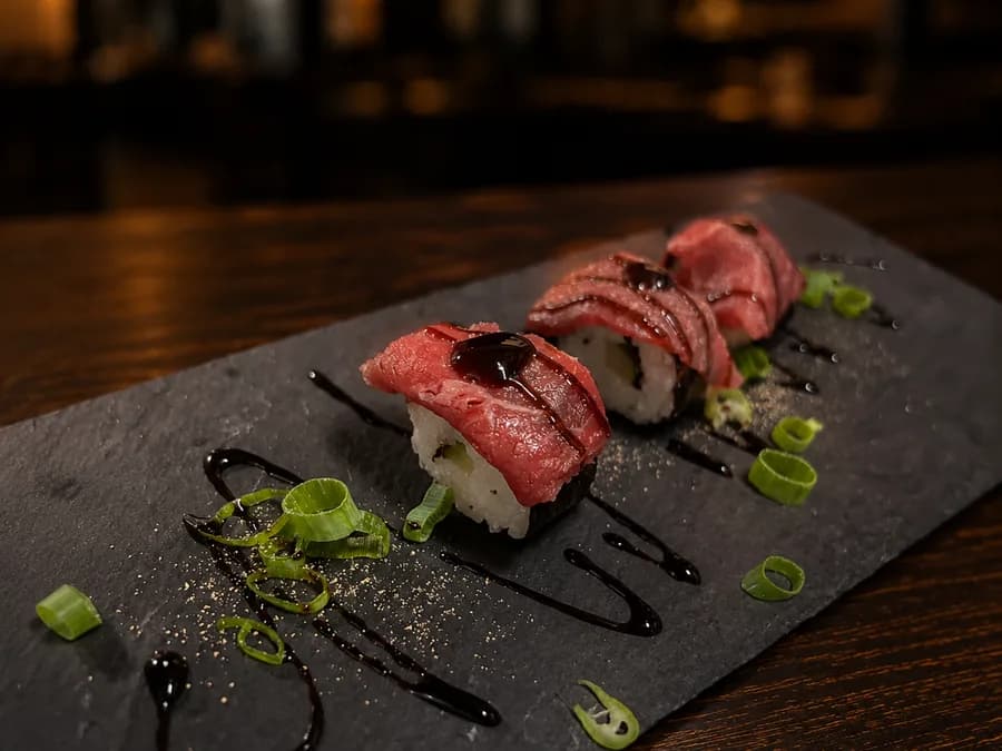 Sushi Beef — Sushirijst, beef en aceto balsamico, bij By Castro in Meerssen