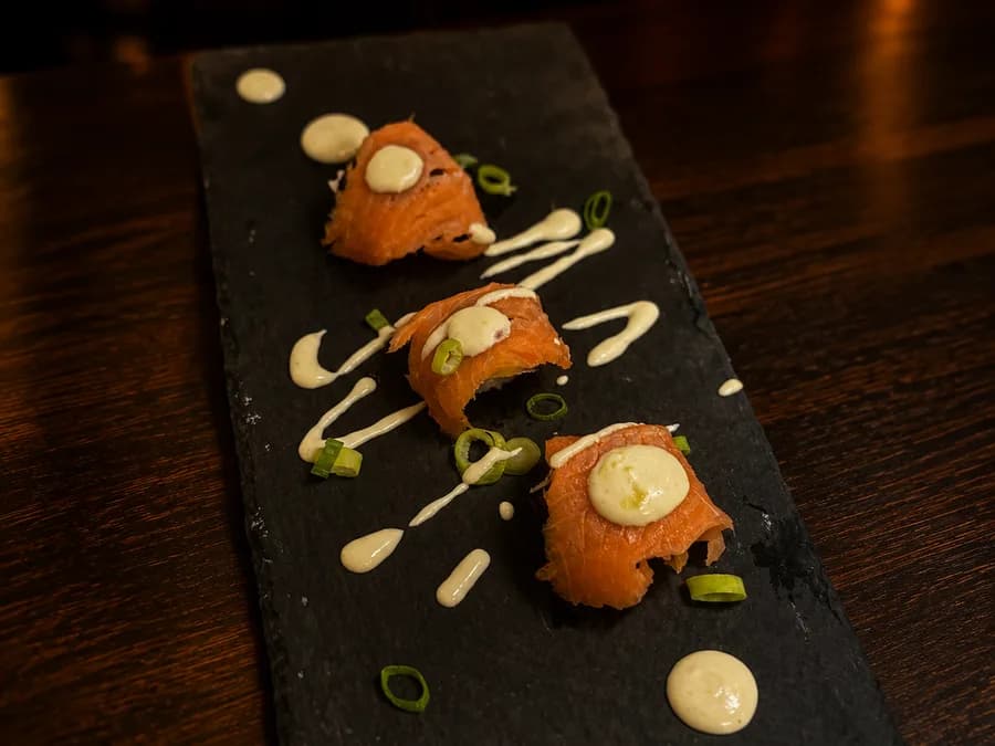 Sushi Gerookte Zalm — Sushirijst, zalm, komkommer en wasabi, bij By Castro in Meerssen