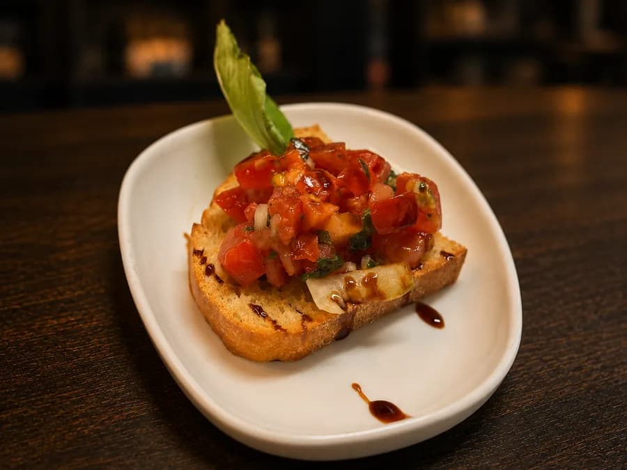 Tango Tomato Toast — Gegrild brood, tomaat, basilicum en ui, bij By Castro in Meerssen