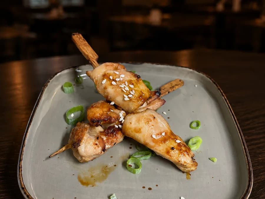 Yakitori — Japanse kipspies met bosui en sesam, bij By Castro in Meerssen