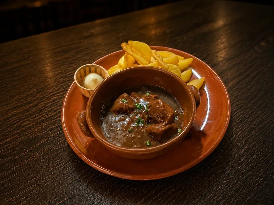 Zoervleis — Maastrichts rundvlees met zoetzure saus, bij By Castro in Meerssen